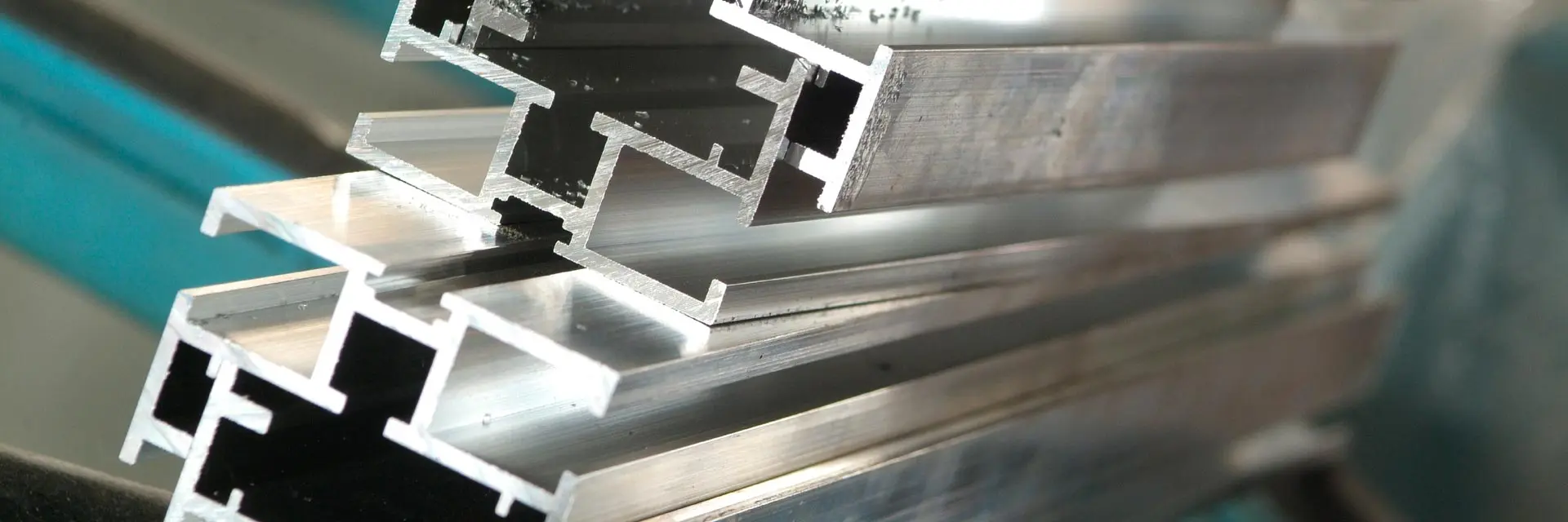 Profilés d'extrusion d'aluminium empilés
